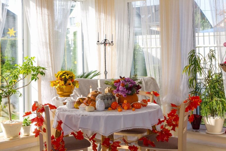 room decorated for Thanksgiving