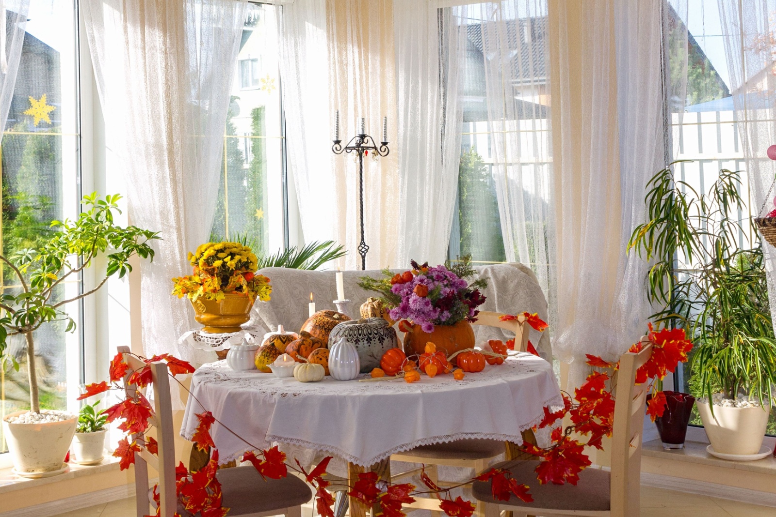 room decorated for Thanksgiving