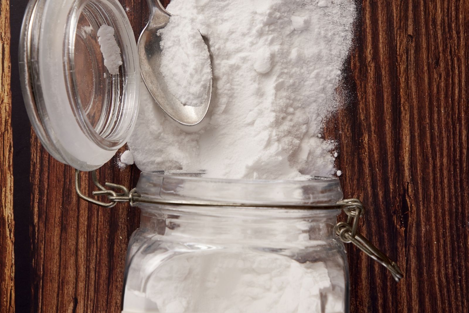 9 Reasons To Sprinkle Baking Soda On Your Texas Lawn This November