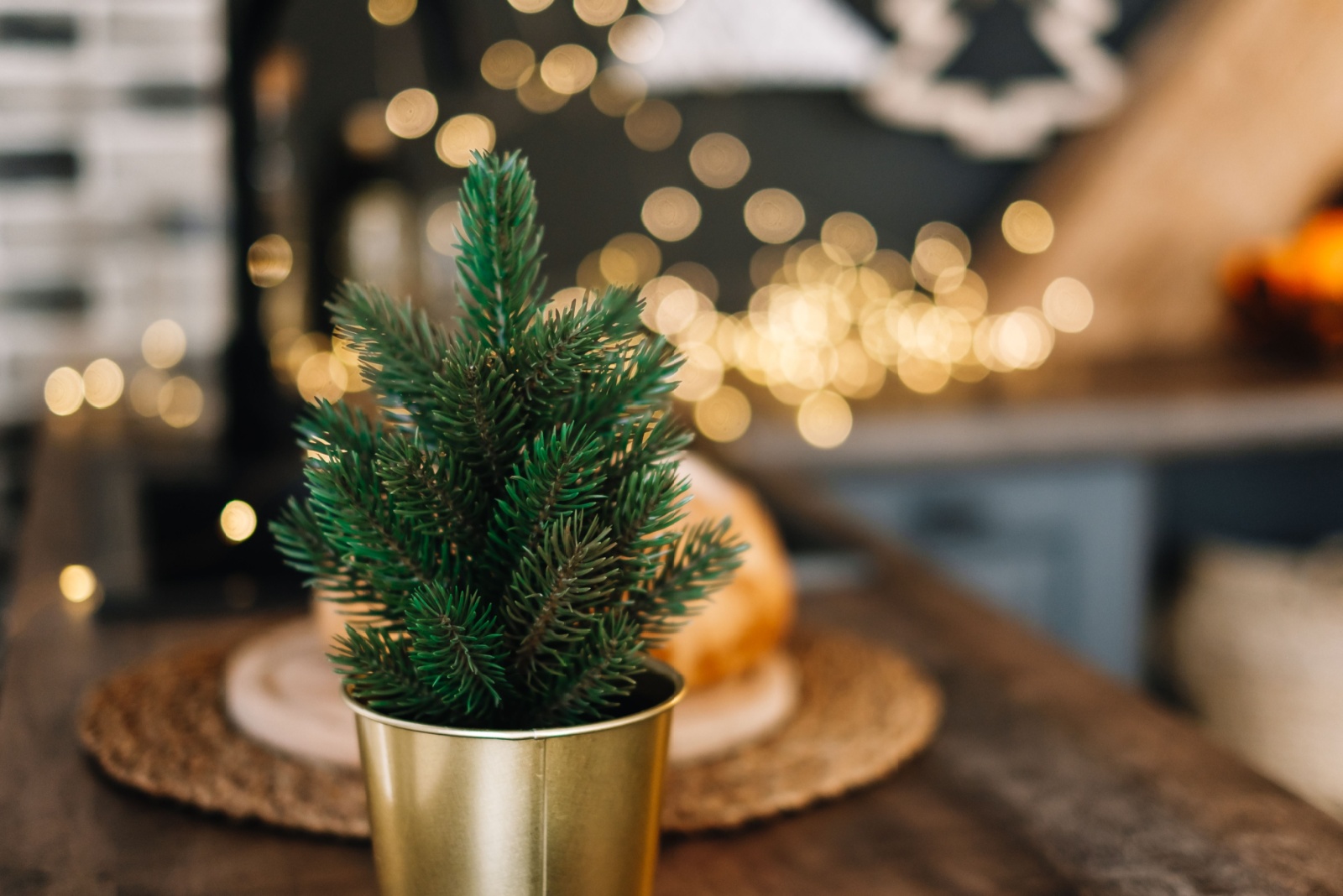 9 Easy Ideas To Turn Evergreen Cuttings Into Your Cozy Winter Decor