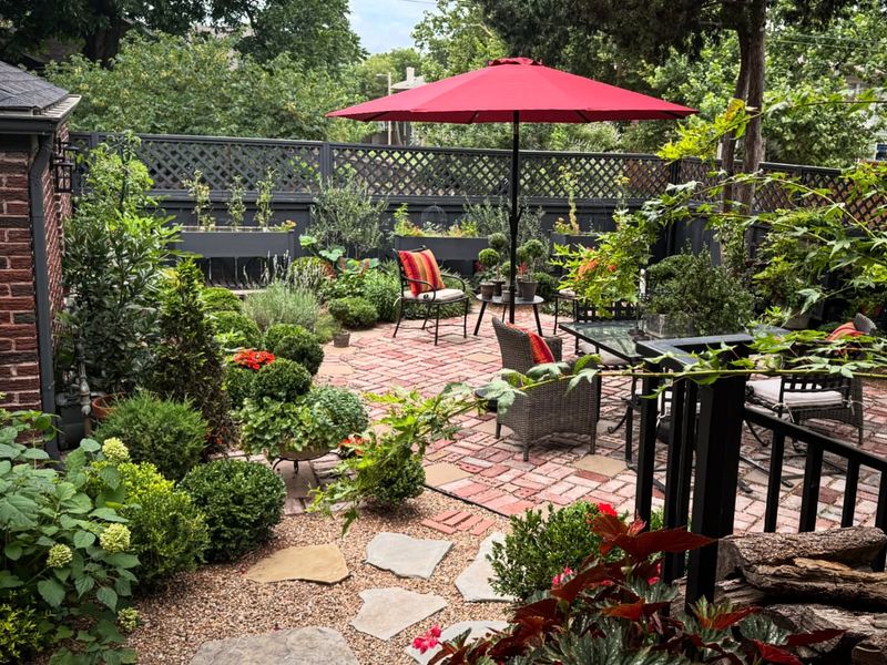 Gravel Courtyards With Potted Plants