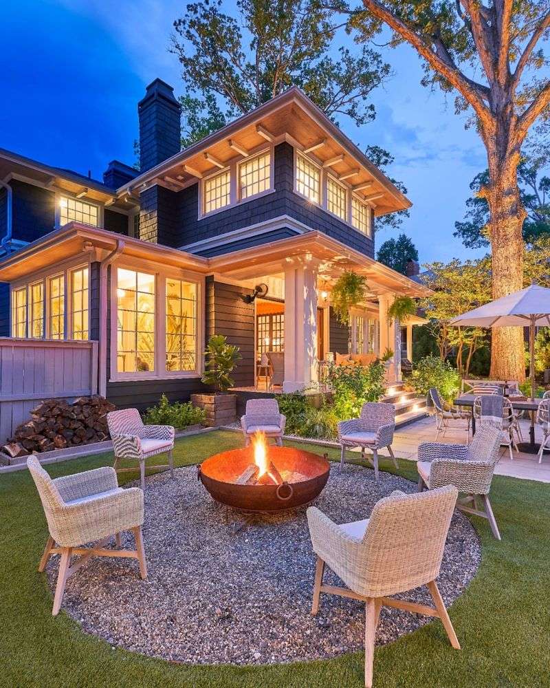 Fire Pit&ndash;Centered Seating Areas