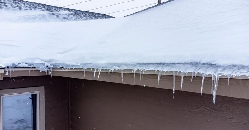 Allowing Ice Dams To Build Up On Roof Edges