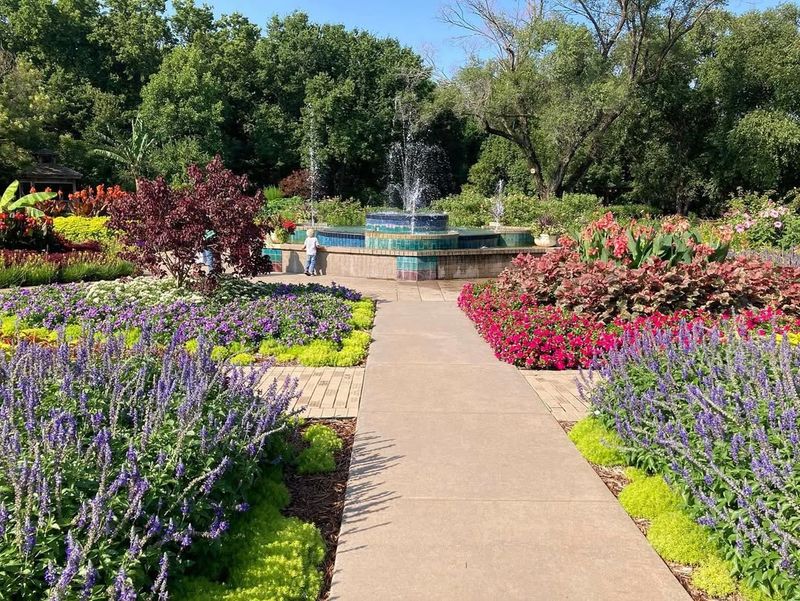 Extensive Rose Collection Showcases Hundreds Of Varieties