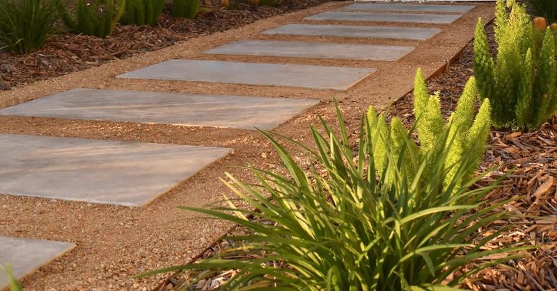 Decomposed Granite Pathways With Hardscape Features