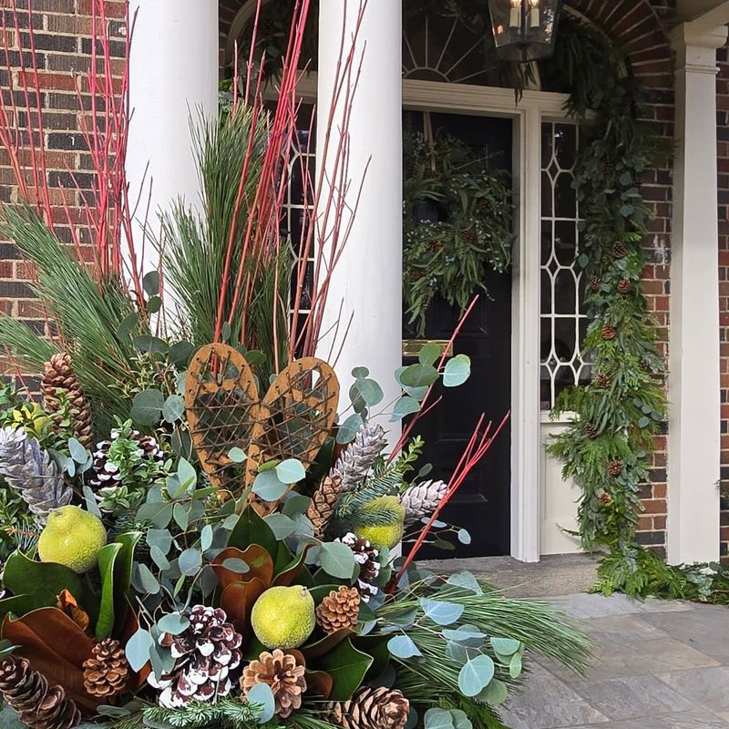 Seasonal Greenery Trends That Instantly Elevate Holiday Curb Appeal