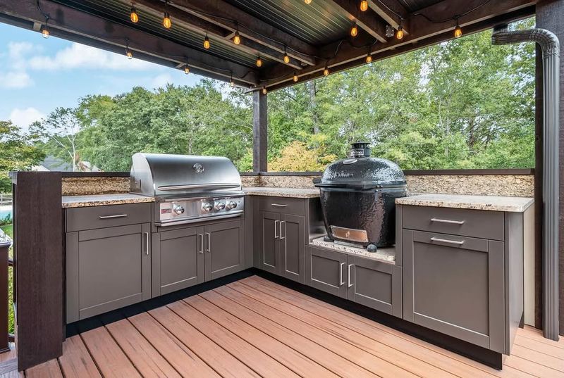 Installing Trendy Outdoor Kitchens
