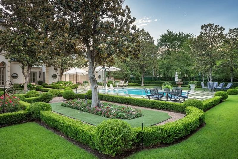 Formal Hedge-Lined Beds