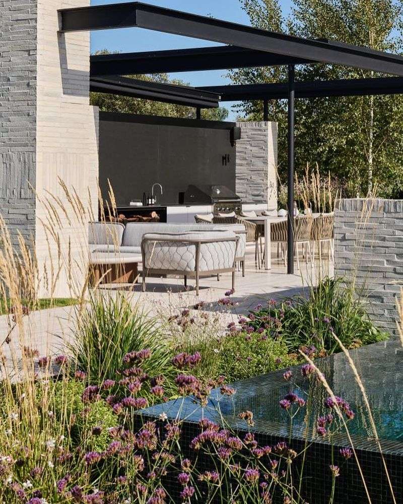 Outdoor Living Rooms & Functional Zones