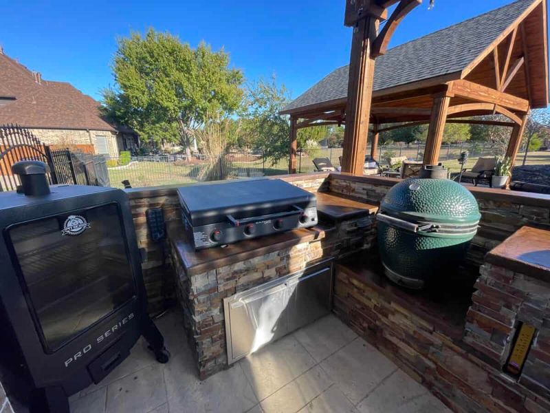 Outdoor Kitchens Or BBQ Structures