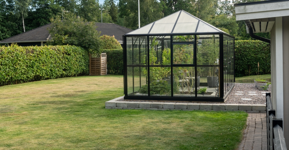 garden shed (featured image)