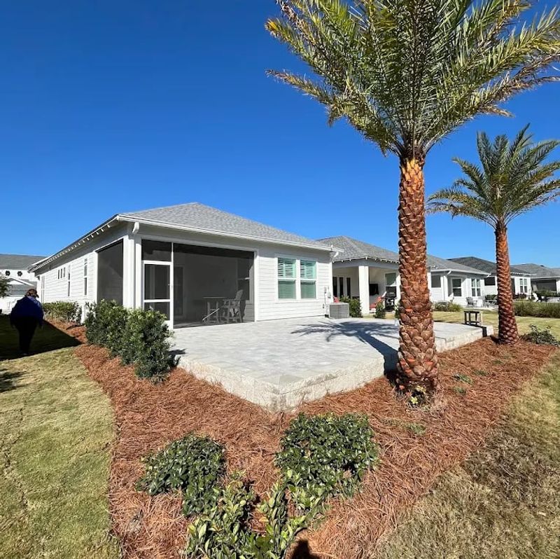 Why Pine Straw Is So Popular In Florida Yards