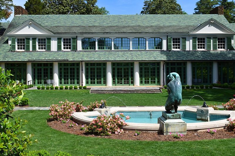 Inspires Visitors With Classic Southern Garden Style