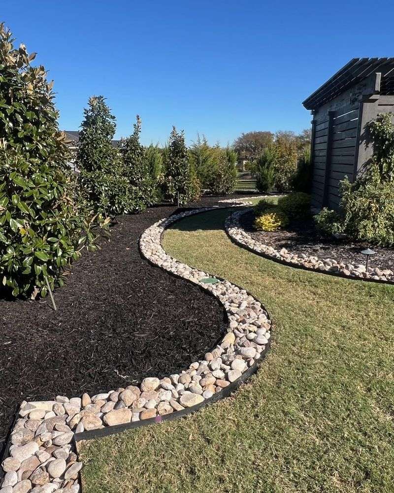 Gravel And River Rock Borders