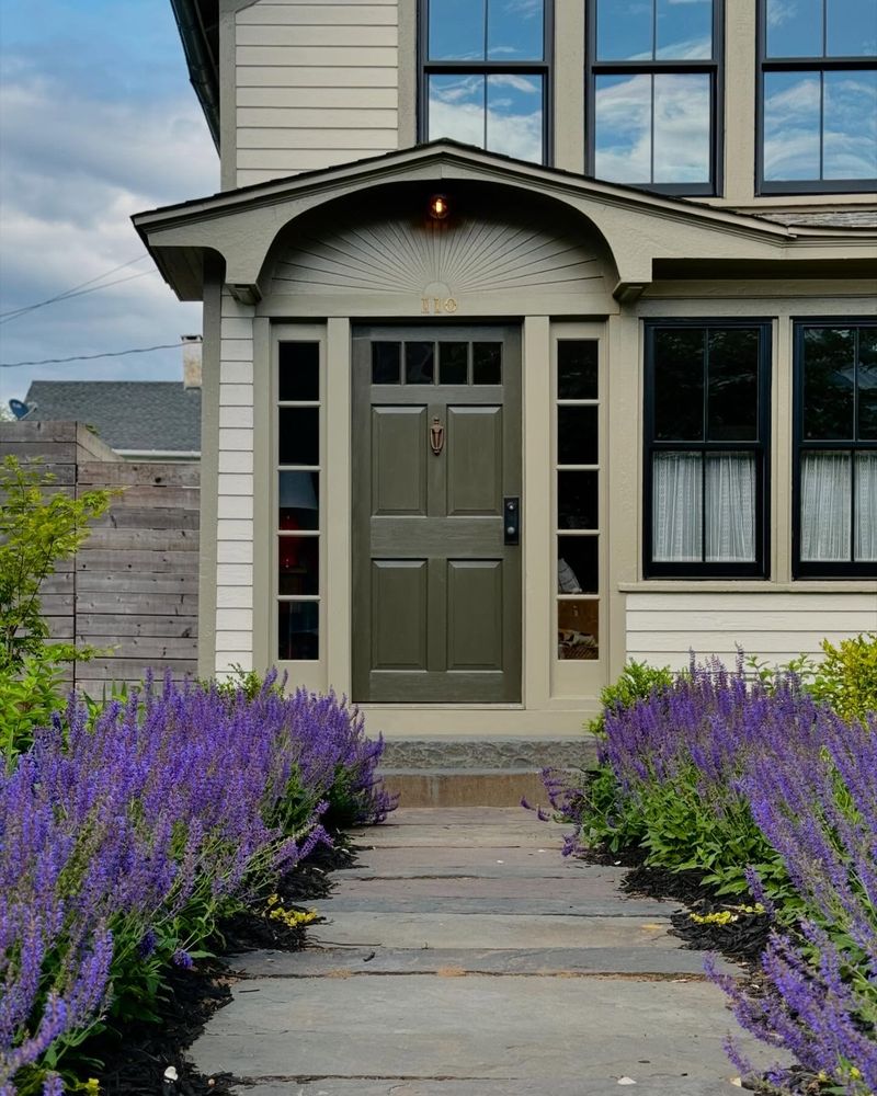 Handles Arizona Heat Without Fading Or Wilting