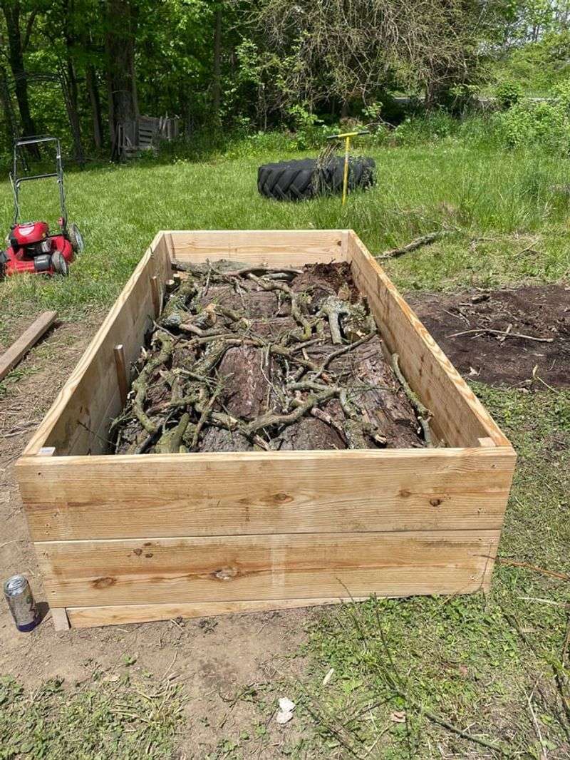 Decomposing Organic Matter Leaves Small Voids