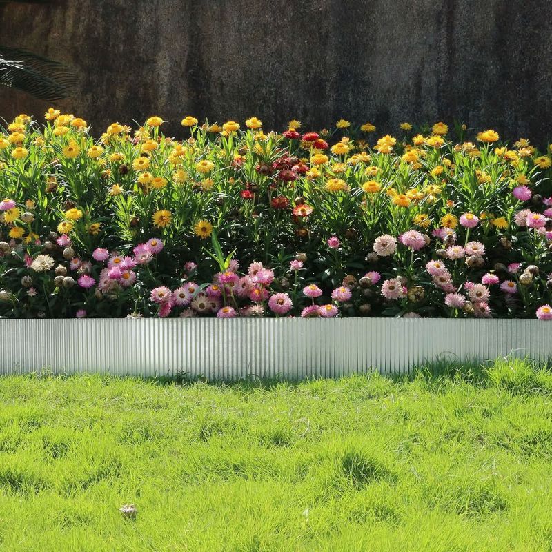 Aluminum Edging Keeps Beds Neat Without Looking Heavy