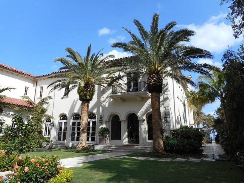Sunscape Gardens Brimming With Giant Blossoms