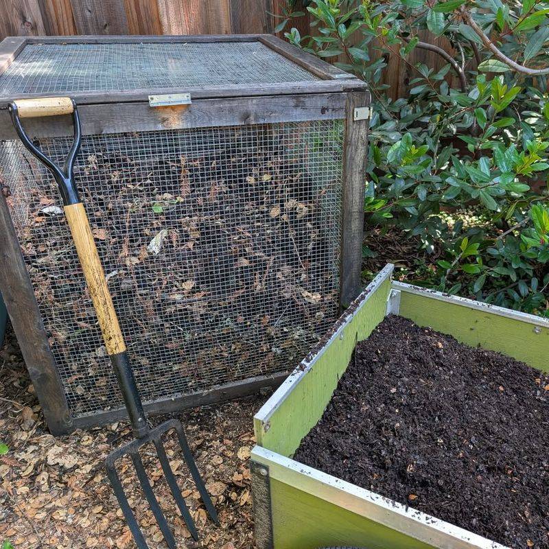 Use A Covered Bin To Compost Scraps Without Attracting Pests