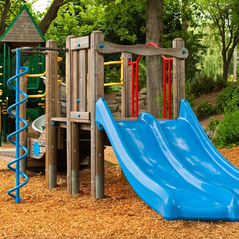 Extending Damp Organic Mulch Into High-Use Play Areas Extending Damp Organic Mulch Into High-Use Play Areas