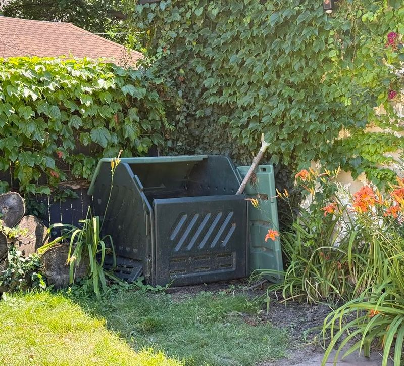 Use A Covered Bin To Limit Access Use A Covered Bin To Limit Access