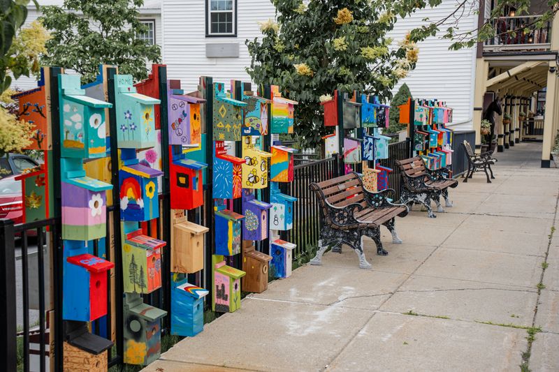 Community Displays Capture Neighborhood Collaboration
