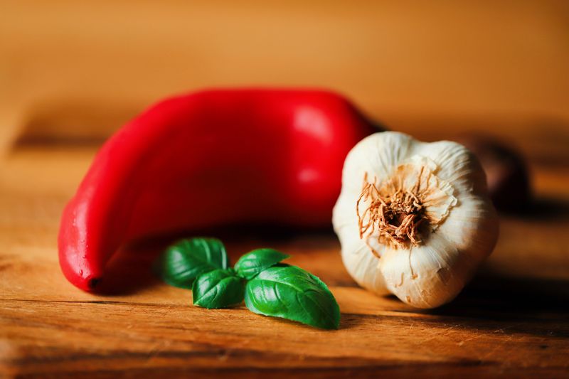 Garlic And Pepper Sprays Repel Insects