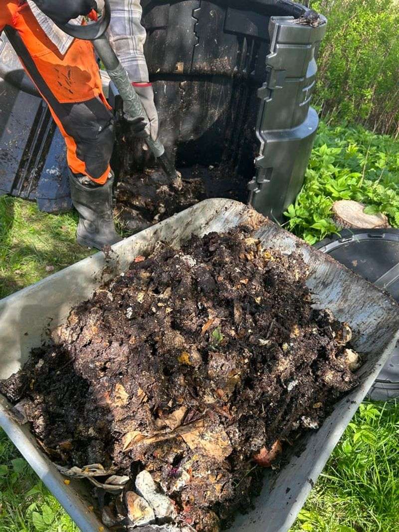 Bury Fresh Scraps To Reduce Odors Bury Fresh Scraps To Reduce Odors