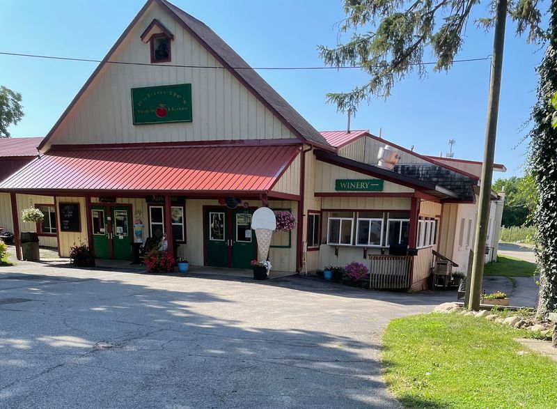Robinette’s Apple Haus & Winery Is A Grand Rapids Area Favorite
