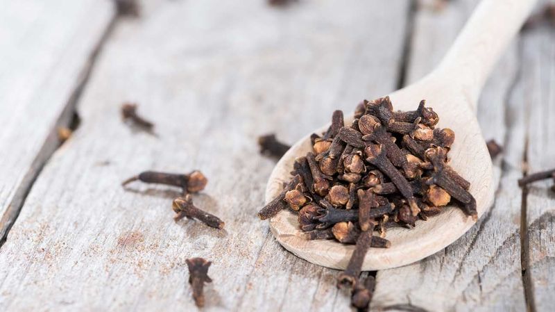 Tuck Whole Cloves Near Windows And Doors Tuck Whole Cloves Near Windows And Doors